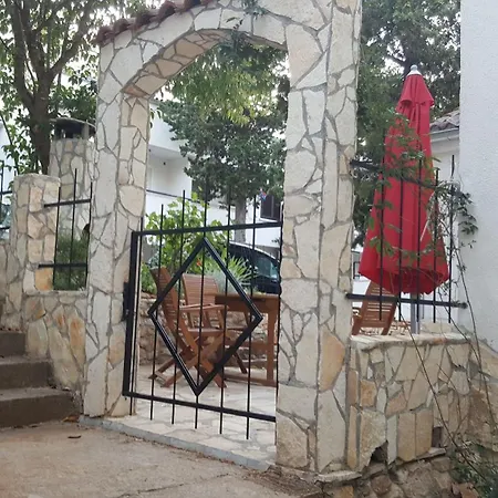 Bella Mit Balkon Und Terrasse In Nečujam