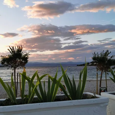 Bella Mit Balkon Und Terrasse In Nečujam