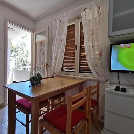 Bella Mit Balkon Und Terrasse In Apartman Necujam